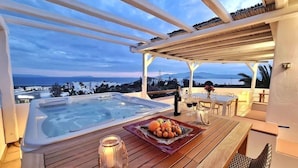 A hot tub and dining area with a view of the landscape. - Villa Pari Manda (Naxos)