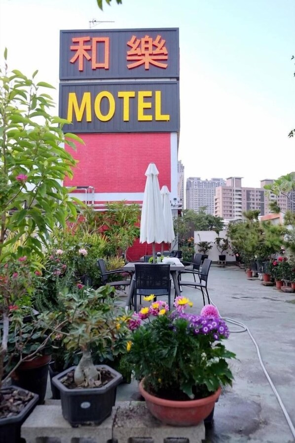 Outdoor dining - Hola Motel (Taichung)