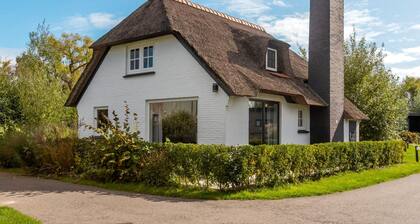 Waterside Villa in Weerribben for 6