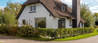 Waterside Villa in Weerribben for 6