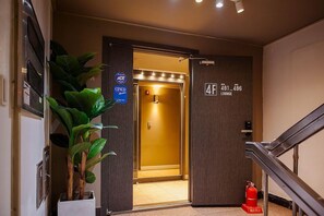 Unclassified image, 2 of 51, button - Familie Guest House Busan Station - Hostel (Busan)