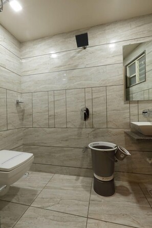 Bathroom - Alka Hotel (Ahmedabad)