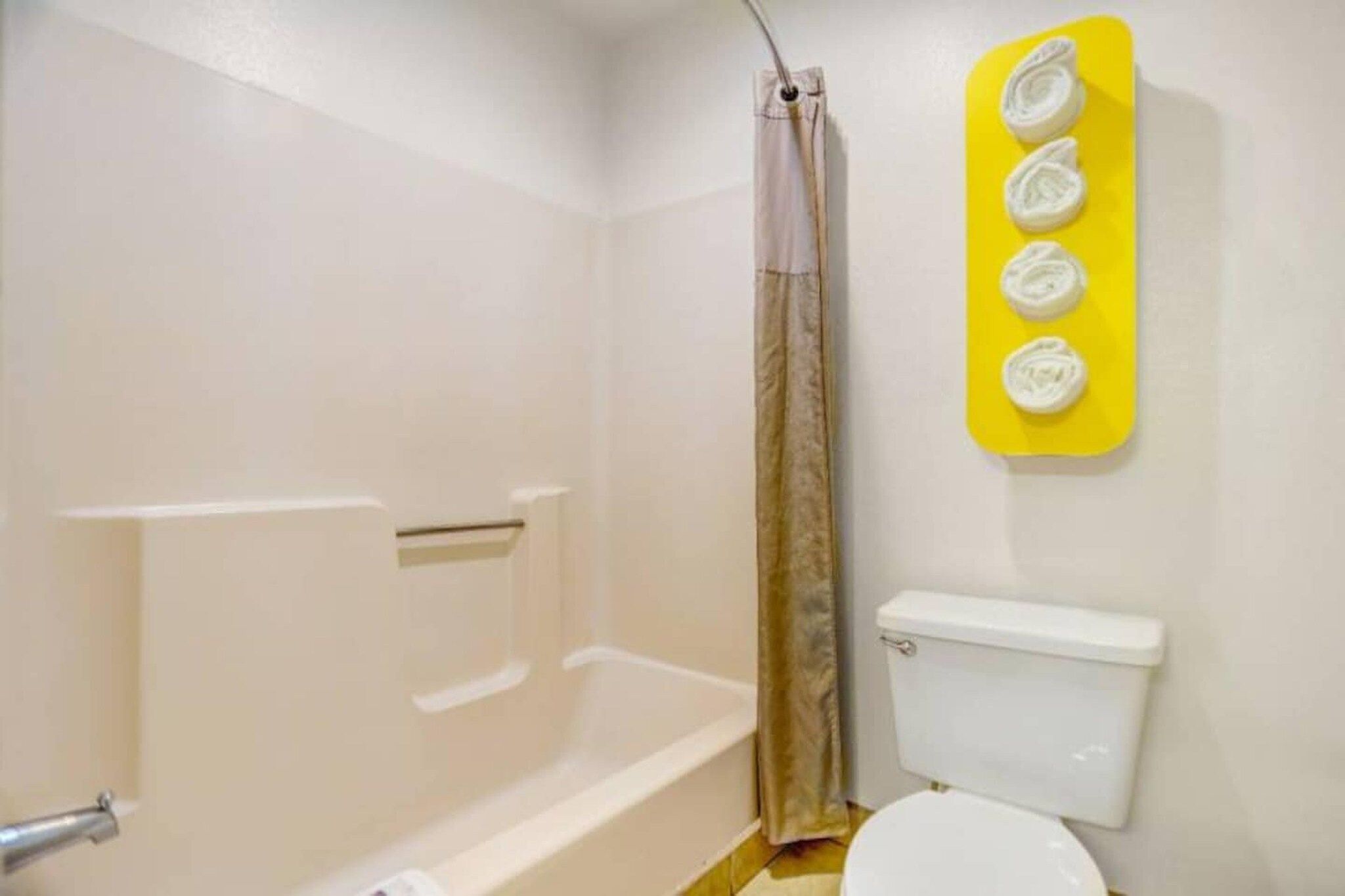 Une salle de bain avec une baignoire, une douche et des toilettes.