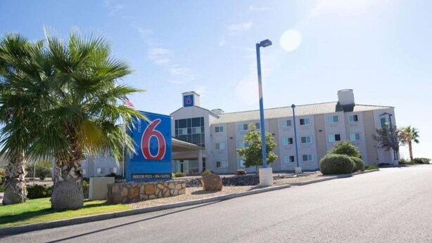 A hotel with a large sign indicating it has 6 rooms, an indoor pool, and spa facilities. - 2 Queen Beds | Non-Smoking (Las Cruces)