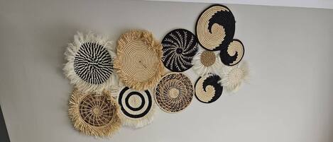 Une chambre à coucher avec un lit, une tête de lit et des éléments de décoration murale.