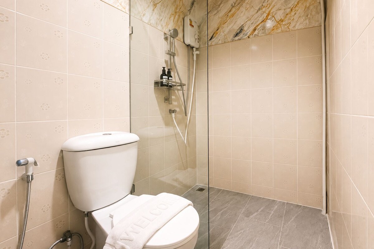 Habitación básica doble | Baño | Regadera, amenidades de baño gratuitas, jabón, shampoo 