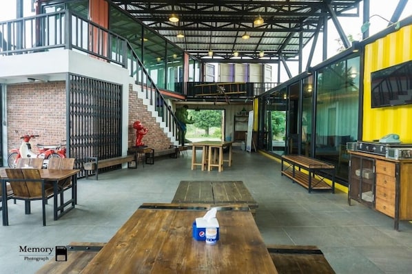 Outdoor dining - Kong Resort (Vang Vieng)