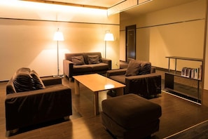 A modern hotel room with a sofa set, a coffee table, and a bookshelf. - Nikko Tousyougu Kouyouen (Nikko)