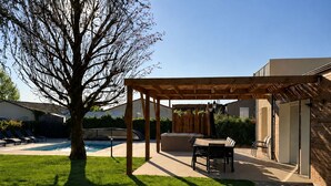 Outdoor dining - Petit Bourg Vacation Rental (Les Herbiers)