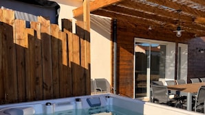 Outdoor spa tub - Petit Bourg Vacation Rental (Les Herbiers)