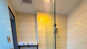 Bathroom - The Snowbell Hotel (Phnom Penh)