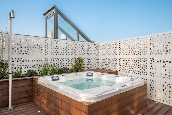 Bañera de hidromasaje al aire libre