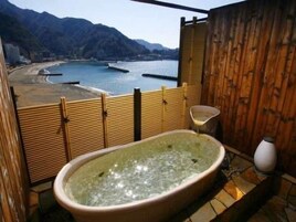 Bañera de hidromasaje al aire libre