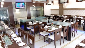 Dining - Capital O 33294 Hotel Sapphire Regency (Vadodara)