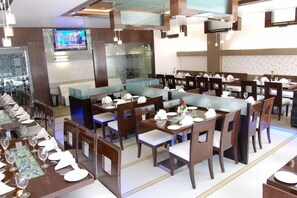 Dining - Capital O 33294 Hotel Sapphire Regency (Vadodara)