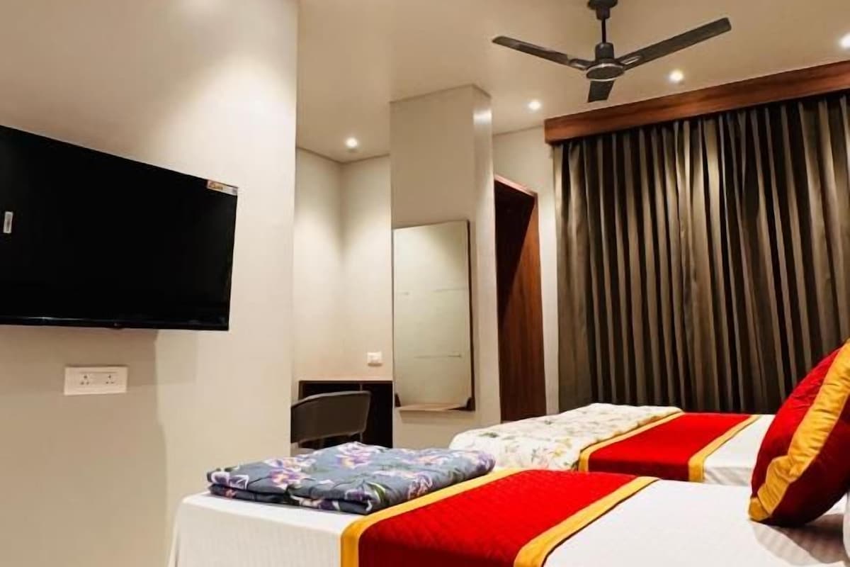 Executive Triple Room, City View | Seterika/papan seterika, Wi-fi percuma 