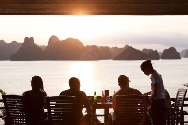 Outdoor dining - Peony Cruises (Hai Phong)