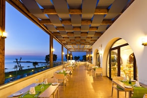 Outdoor dining - Oceanis Beach & Spa Resort-all Inclusive (Kos)