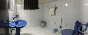 Ein Badezimmer mit blauem Waschbecken, einer Badewanne und einer Duschkabine.