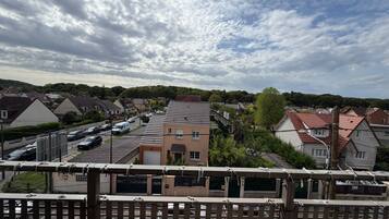 Un quartier résidentiel avec des maisons, un parking et un ciel nuageux.