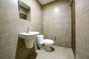 Bathroom - Oyo Rooms Ludhiana Railway Station Clock Tower (Ludhiana)