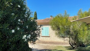 Property grounds - Vrbo Property (Saint-Rémy-de-Provence)
