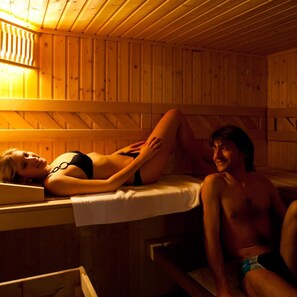 A wooden cabin interior with a bed and a bench. - Rive (Bardonecchia)