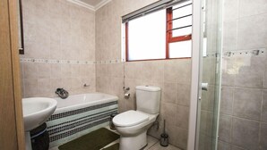 Unclassified image, 4 of 12, button - Spacious Garden Cottage (Johannesburg)