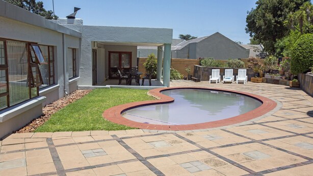 Unclassified image, 1 of 12, button - Spacious Garden Cottage (Johannesburg)