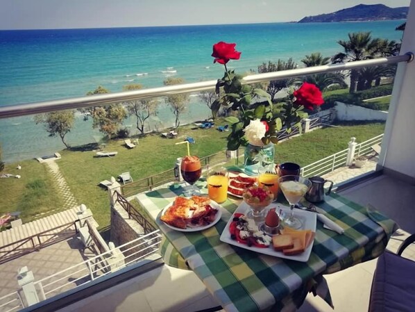 Outdoor dining - Laura Beach House (Zakynthos)