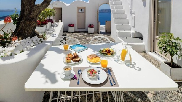 Outdoor dining - Ananda Infinity (Santorini)
