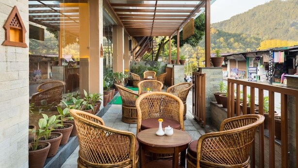 Outdoor dining - Lake Shore Hotel & Restaurant (Pokhara)