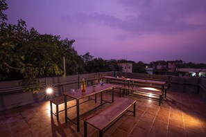 Outdoor dining - Locomo Hostel - Mumbai Airport (Mumbai)