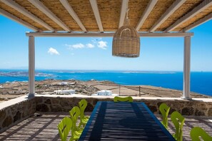 Outdoor dining - Villa Delucien (Mykonos)