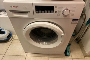 Eine Waschmaschine von Bosch mit digitaler Bedieneinheit, einer Frontöffnung und einem Dosierfach für Waschmittel.