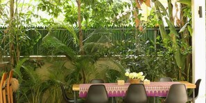 Outdoor dining - Enkosa Modern Villa (Siem Reap)