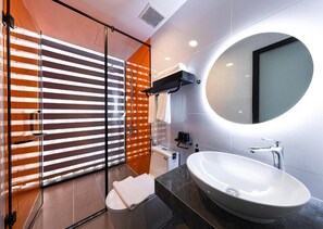 Camera Junior, vista città | Bagno