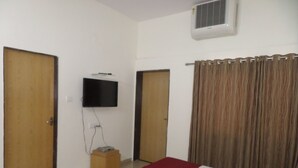 Room - Hotel Kaka's Sai Krupa (Trimbak)