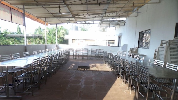 Outdoor dining - Hotel Kaka's Sai Krupa (Trimbak)