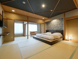 Quarto japonês tradicional com tatames, futon em plataforma baixa e porta deslizante para uma varanda.