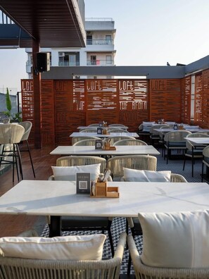 Outdoor dining - Hotel Mumbai House (Udaipur)