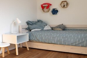 A child's bedroom with a bed, a desk, and a chair. - Holiday apartment with 2 bedrooms (Zingst (Ostseeheilbad))