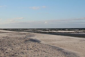 A sandy beach with a wooden pier extending into the water. - Holiday apartment with 2 bedrooms (Zingst (Ostseeheilbad))