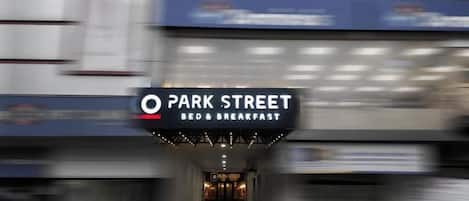 Entrada de un hotel con un letrero que dice 'Park Street Bed & Breakfast'.