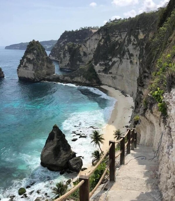 Beach - Bintang Hostel (Penida Island)