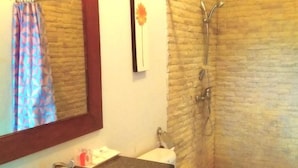 Un baño con lavamanos, inodoro y ducha.
