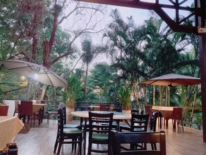 Outdoor dining - Villa Paradis Hotel Khao Yai (Chok Chai)