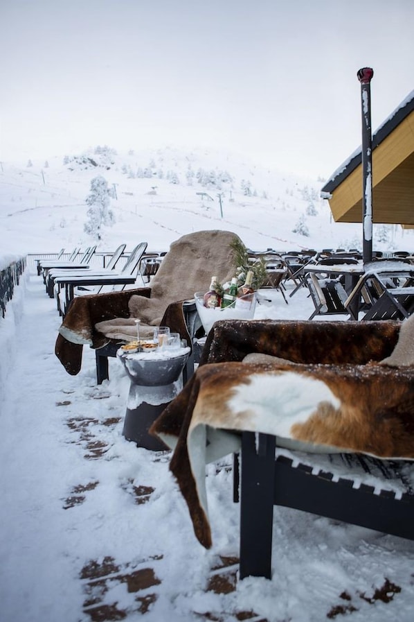 Outdoor dining - Dorukkaya Ski & Mountain Resort - All Inclusive (Seben)