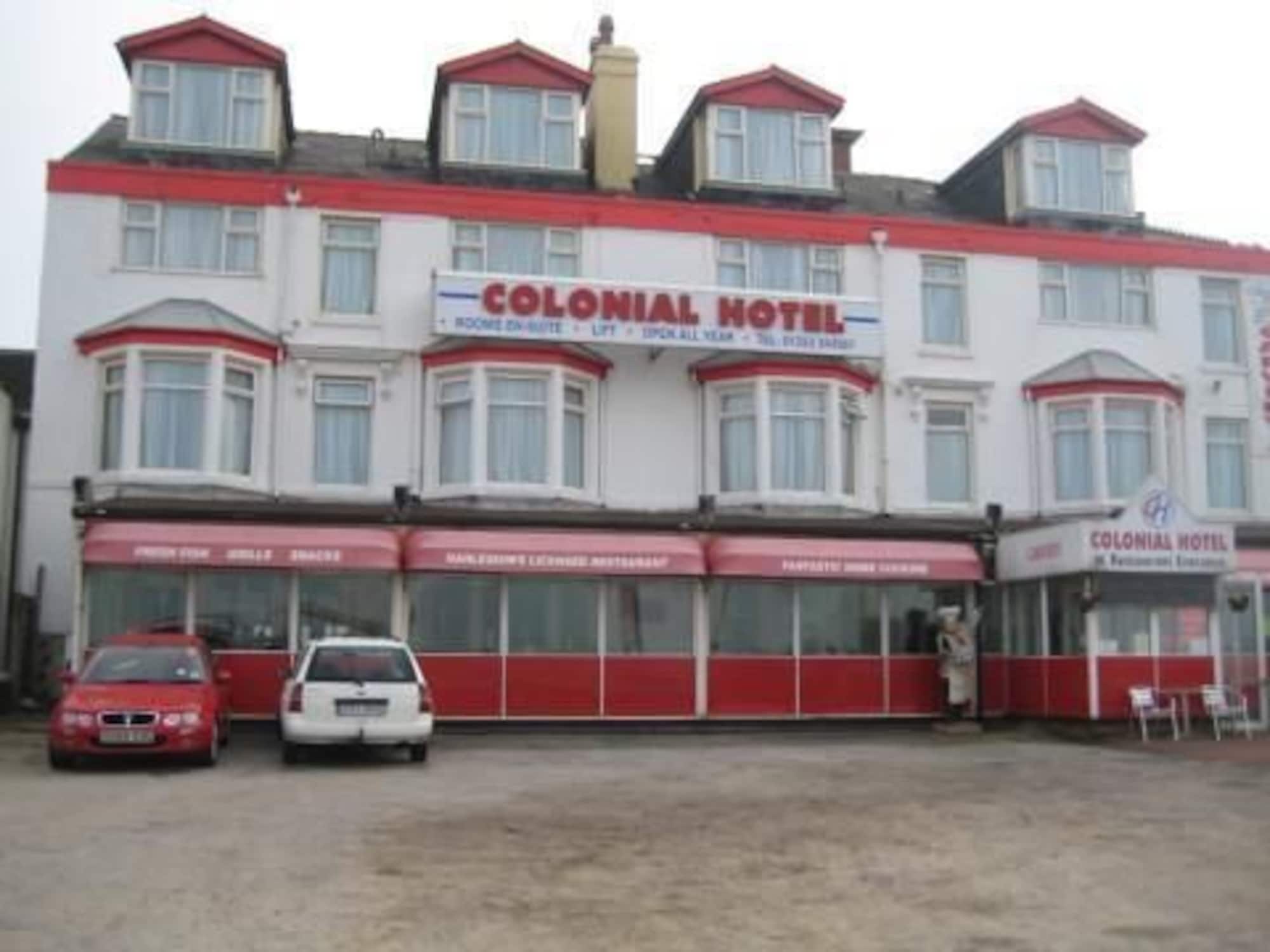 Een gebouw met een bord waarop 'Colonial Hotel' staat.