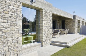 Outdoor dining - Kouros & Kori Villas (Faistos)